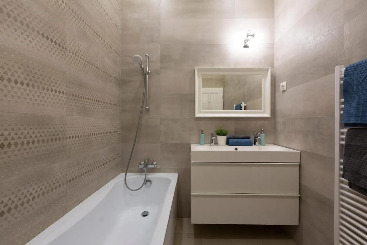Luxury Quentin Apartment 3 Bedrm, 2 Bathrm Budapest