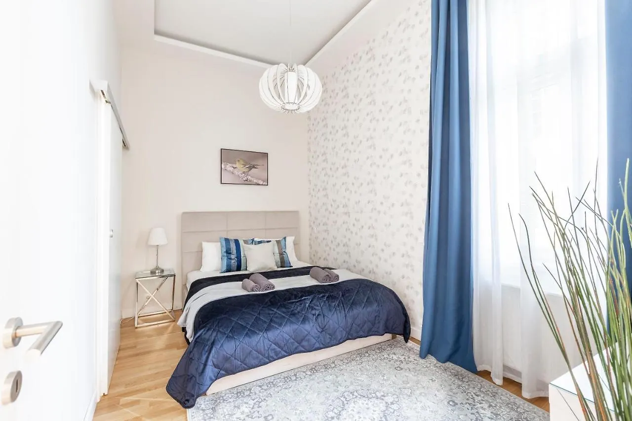 Luxury Quentin Apartment 3 Bedrm, 2 Bathrm location