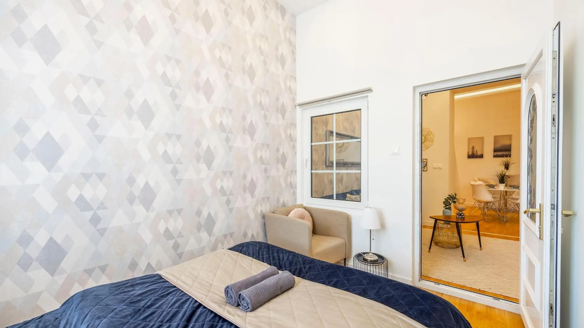 Luxury Quentin Apartment 3 Bedrm, 2 Bathrm Budapest