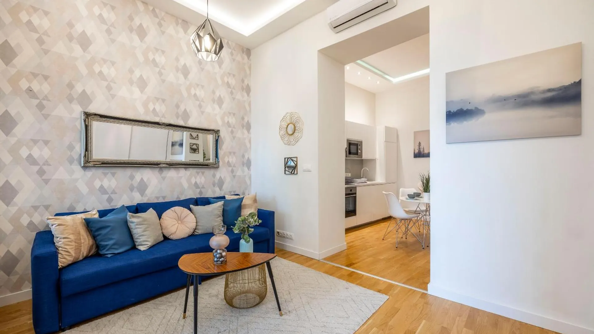 Luxury Quentin Apartment 3 Bedrm, 2 Bathrm Budapest