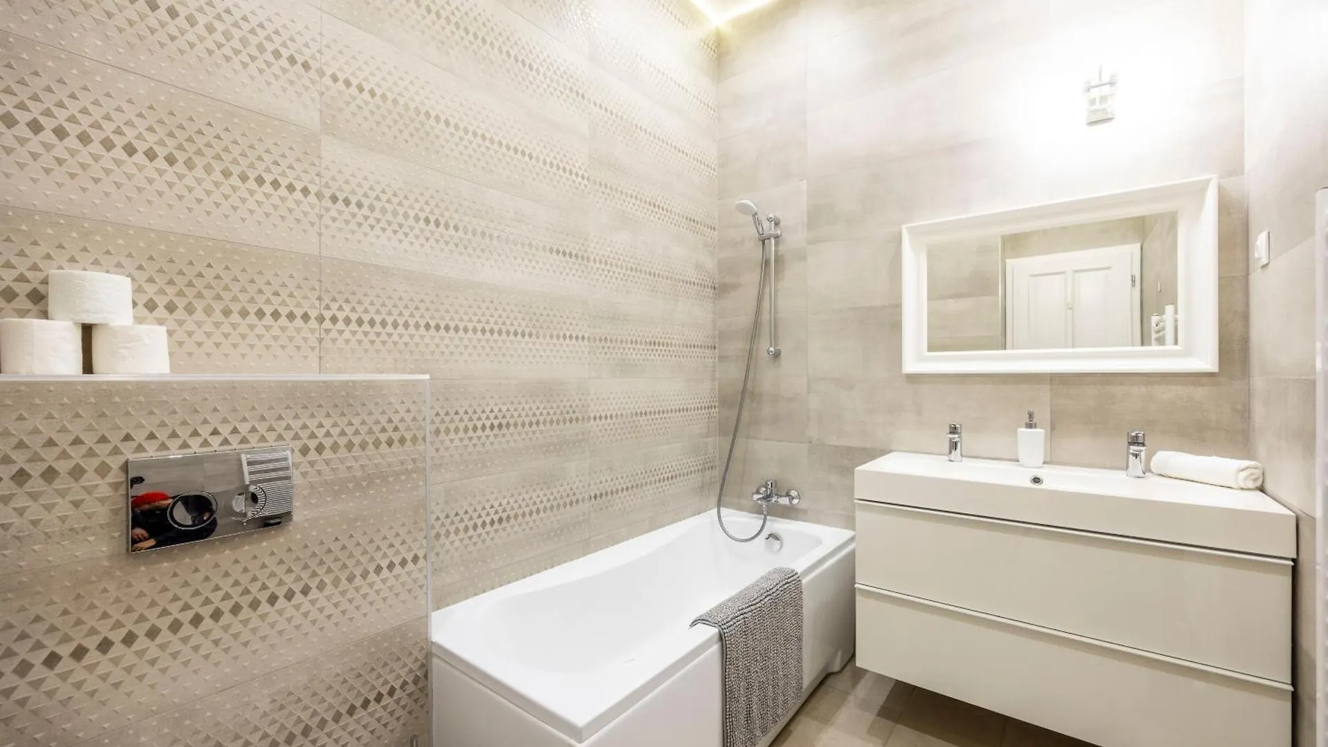 Luxury Quentin Apartment 3 Bedrm, 2 Bathrm Budapest