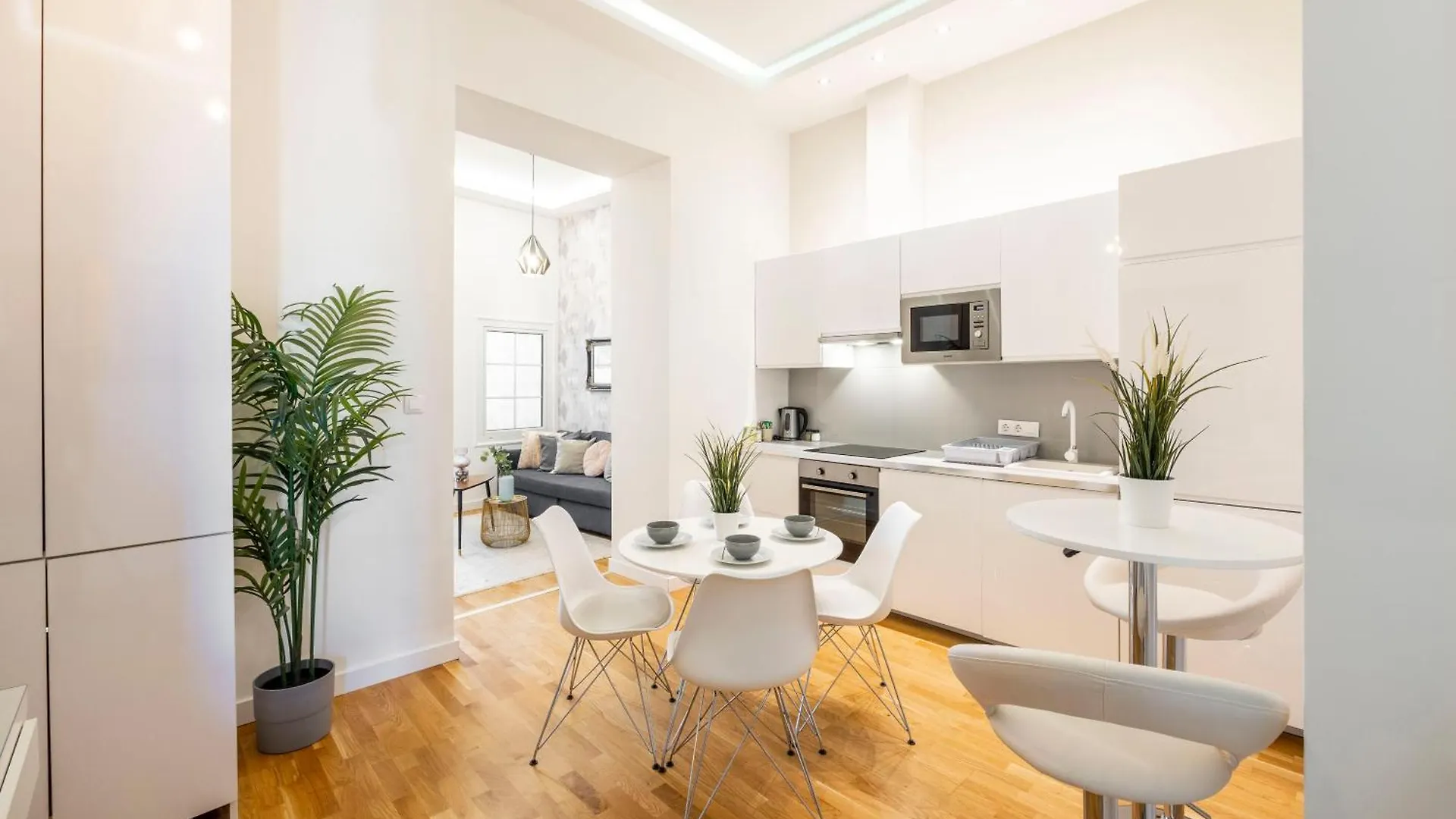 Luxury Quentin Apartment 3 Bedrm, 2 Bathrm Budapest
