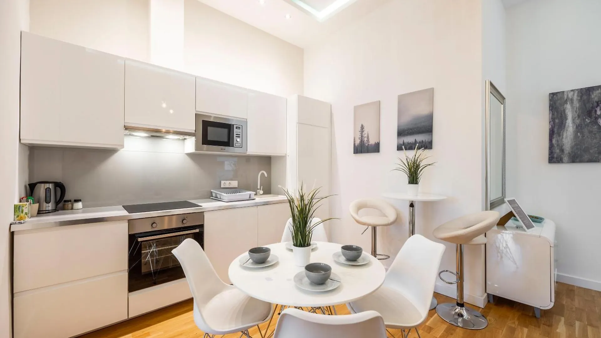 Luxury Quentin Apartment 3 Bedrm, 2 Bathrm Budapest