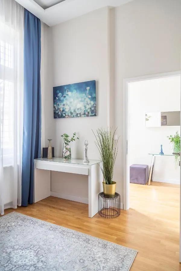 Luxury Quentin Apartment 3 Bedrm, 2 Bathrm Budapest